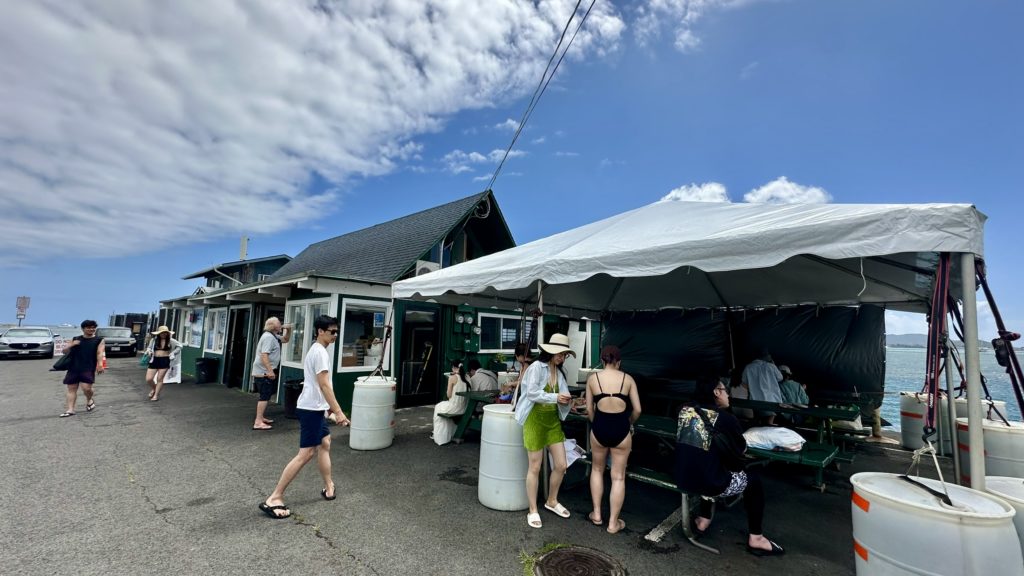 カネオヘ港の出航前休憩所。ツアー参加者が集合する日陰スペース
