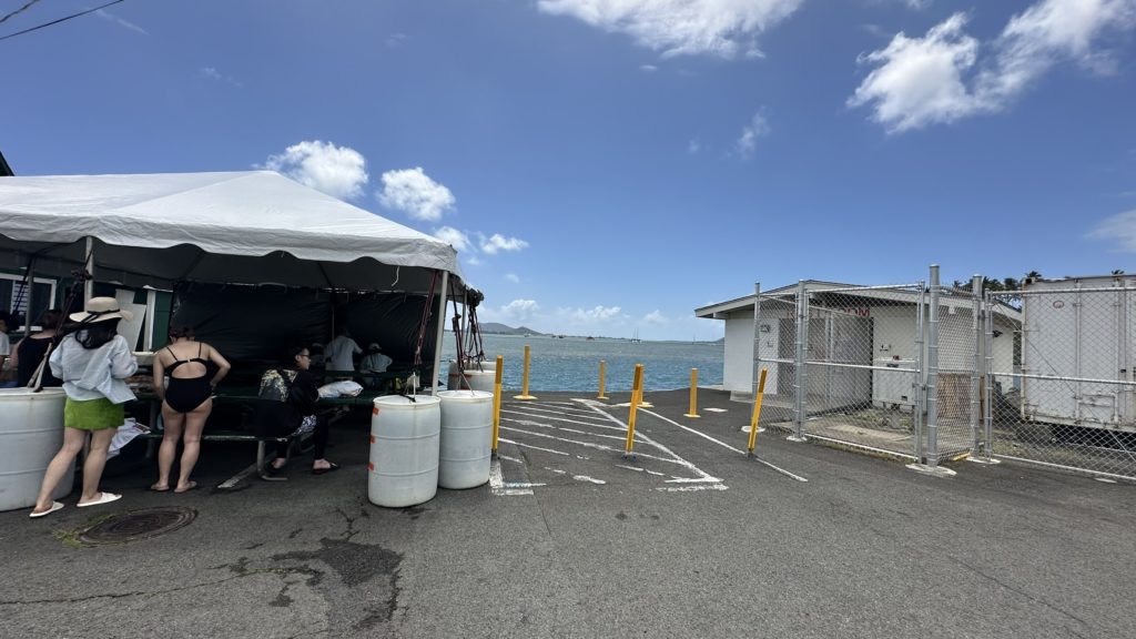 カネオヘ港のトイレ。サンドバーツアー出航前に利用できる白い建物