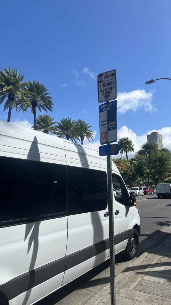 カライホテル前に停車するカネオヘ湾サンドバーツアーの送迎バス  