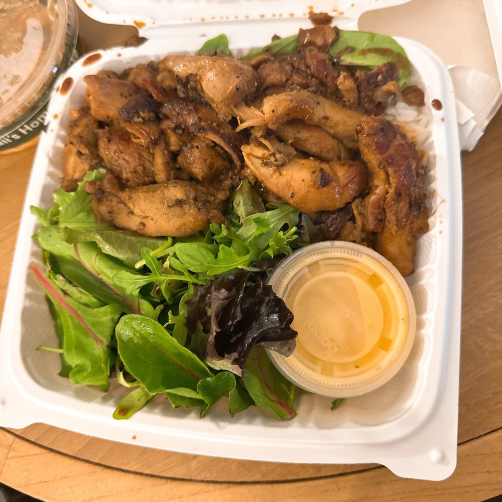 ステーキ・シャックのチキンプレート。ジューシーなグリルチキンとサラダ付き