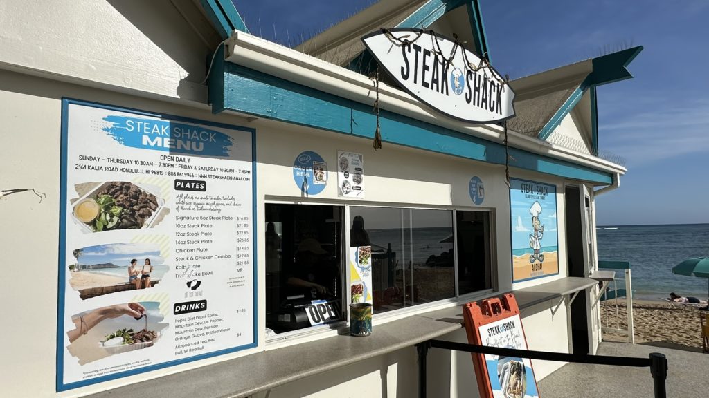 ワイキキビーチ近くの人気テイクアウト店「ステーキ・シャック（Steak Shack）」の外観
