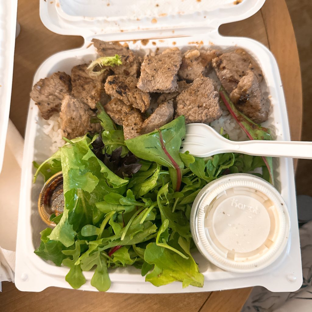 ステーキ・シャックの人気メニュー「6ozステーキプレート」。甘めのソースが絶品