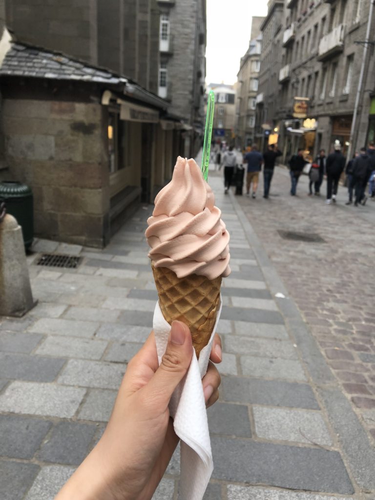 サンマロで食べ歩きしたストロベリーソフトクリーム