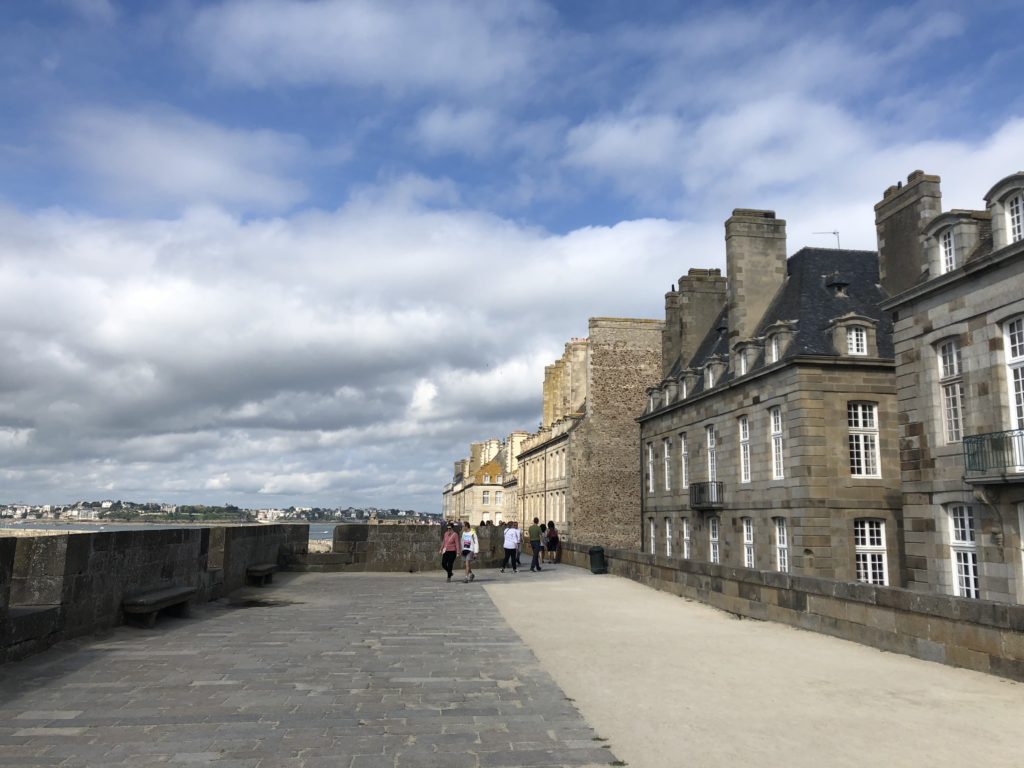 サンマロの城壁上の遊歩道の様子