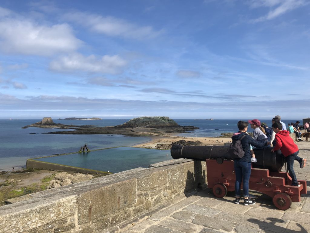 サンマロの城壁にある歴史的なオブジェ