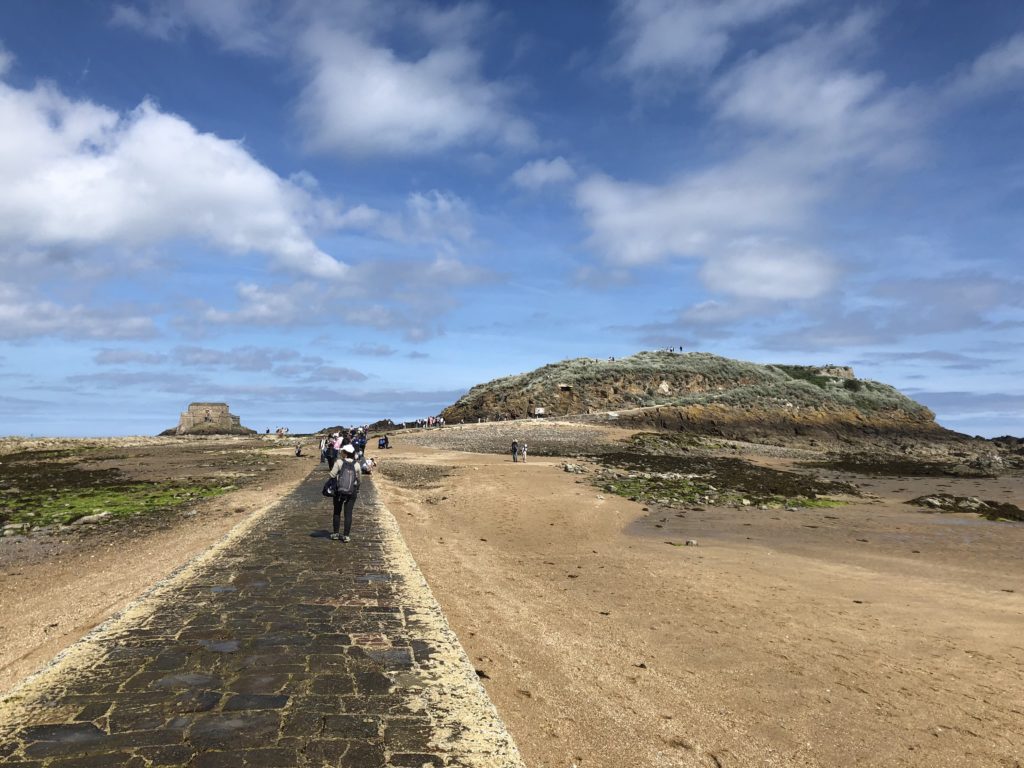 サンマロの干潮時にグランべまで歩いていける様子
