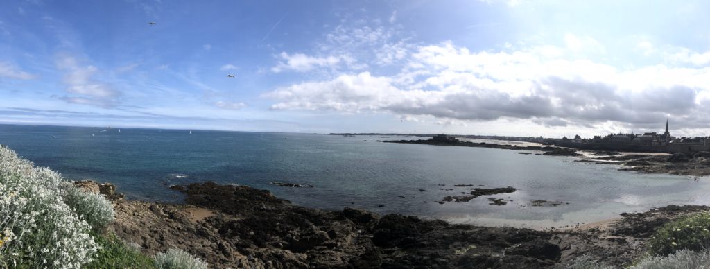 サンマロにあるグランべから見た海辺と城壁都市