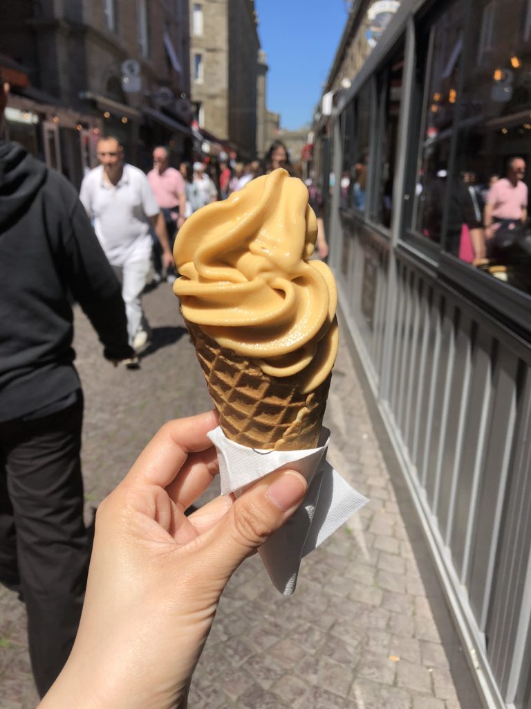 サンマロで食べ歩きしたマンゴーソフトクリーム