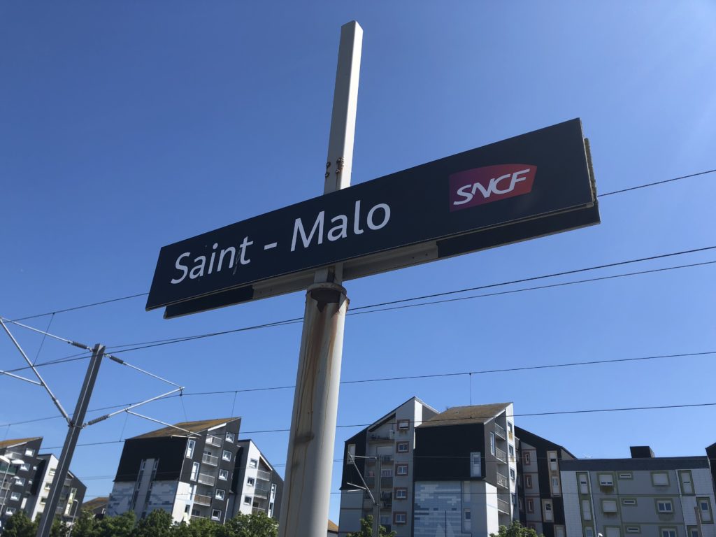 SNFCサンマロ駅の看板