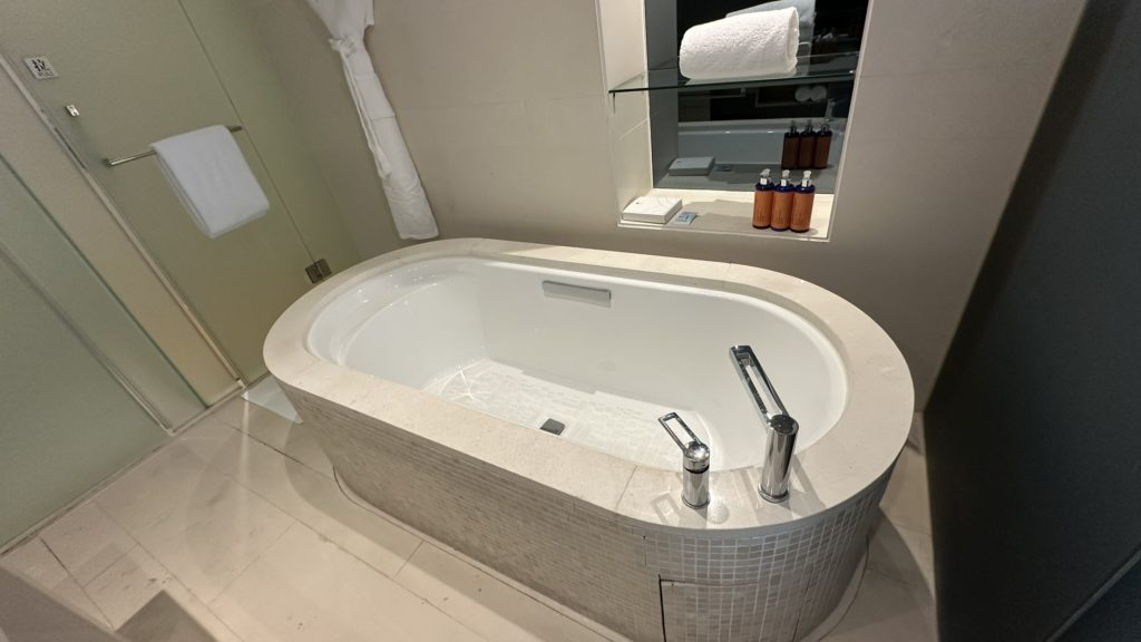 Grand Metropark Shanghai Pudongの大きなバスタブ