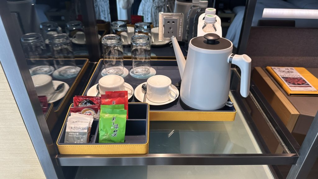 Grand Metropark Shanghai Pudongの部屋にあるミニバー