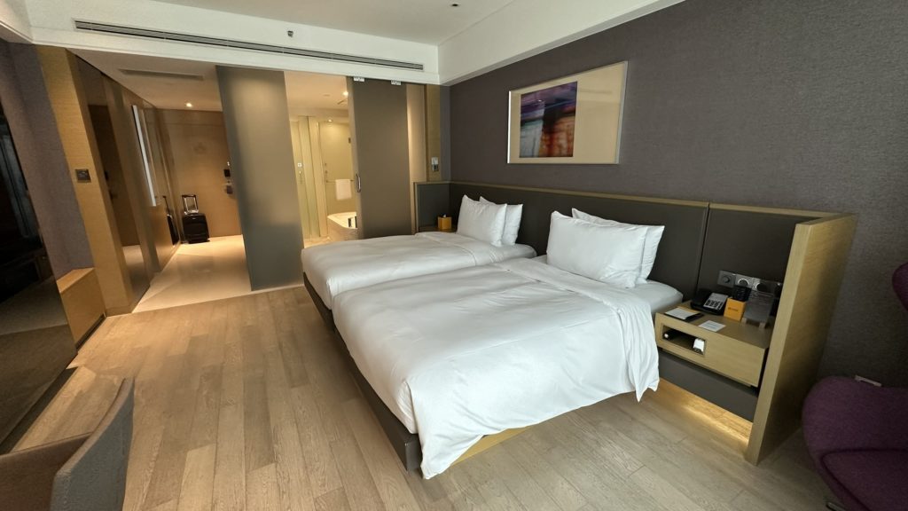 Grand Metropark Shanghai Pudongのツインルームの部屋の窓側からの写真