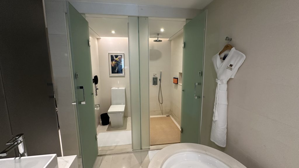 トイレとシャワーのドアを開けた写真