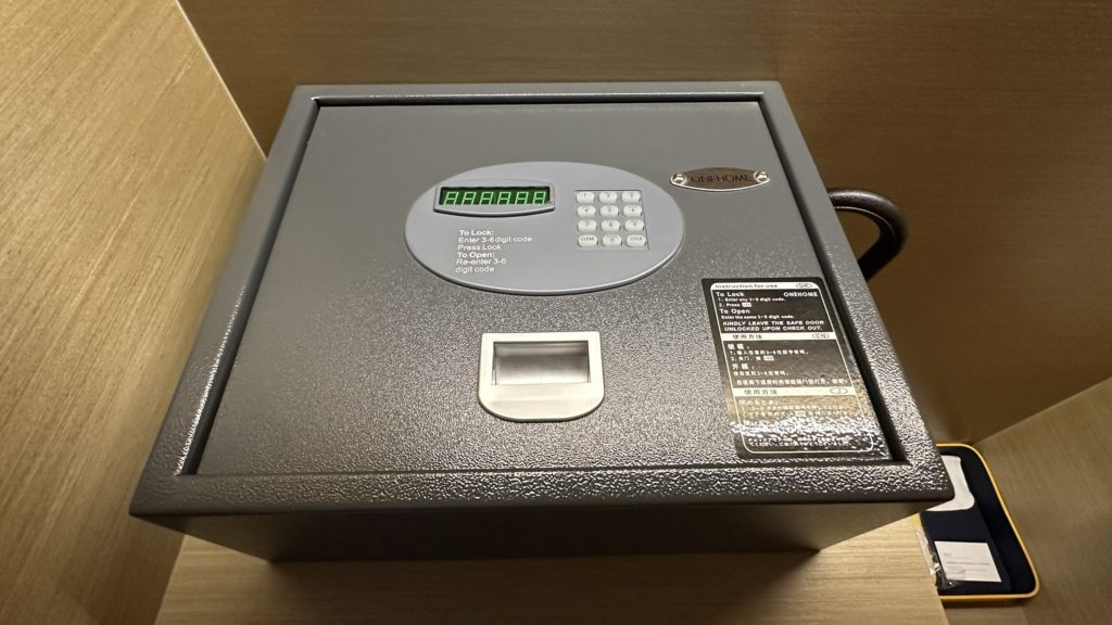 Grand Metropark Shanghai Pudongの部屋にある金庫