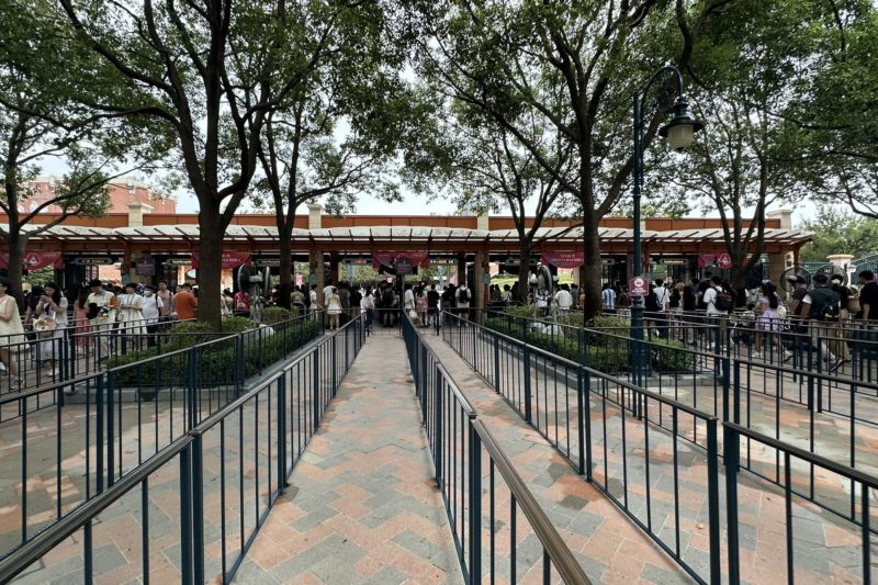 上海ディズニー アーリーエントリーで入園ゲートに並ぶゲストの様子