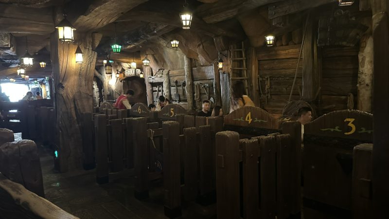 上海ディズニーにあるアトラクション、七人の小人のマイントレイン乗車の様子