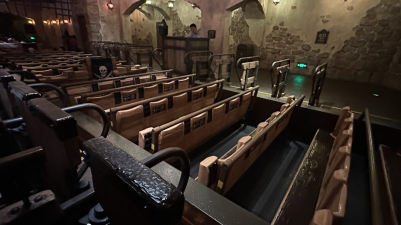 上海ディズニーランドにあるパイレーツオブザカリビアンのアトラクション乗り場