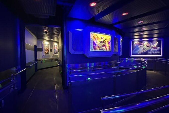上海ディズニーにあるバズライトイヤーのシューティングアトラクションの並ぶ列