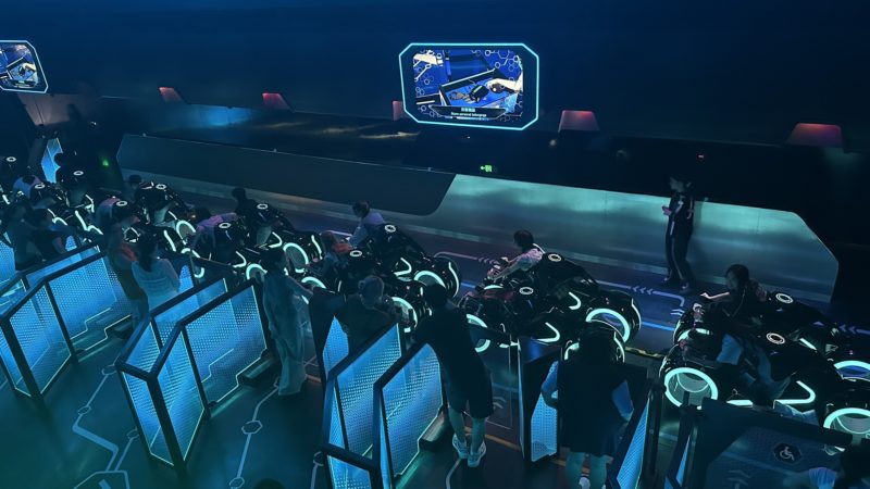 上海ディズニーのアトラクション、バイク型コースターTRONの乗車の様子