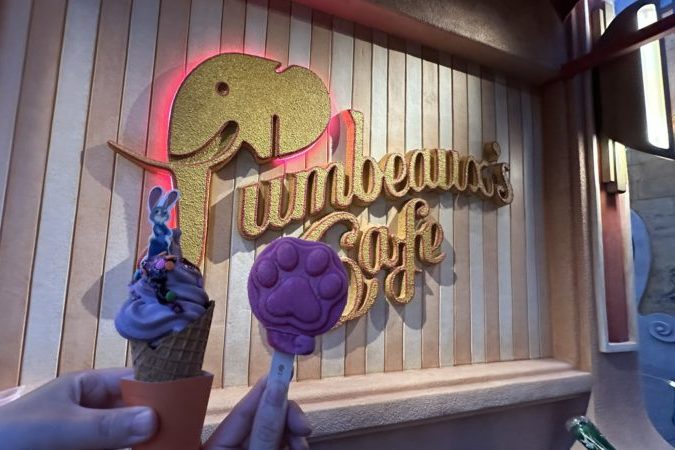 上海ディズニーランドのジャンボーズカフェで食べたジュディのソフトクリームとパウモチーフアイスキャンディ
