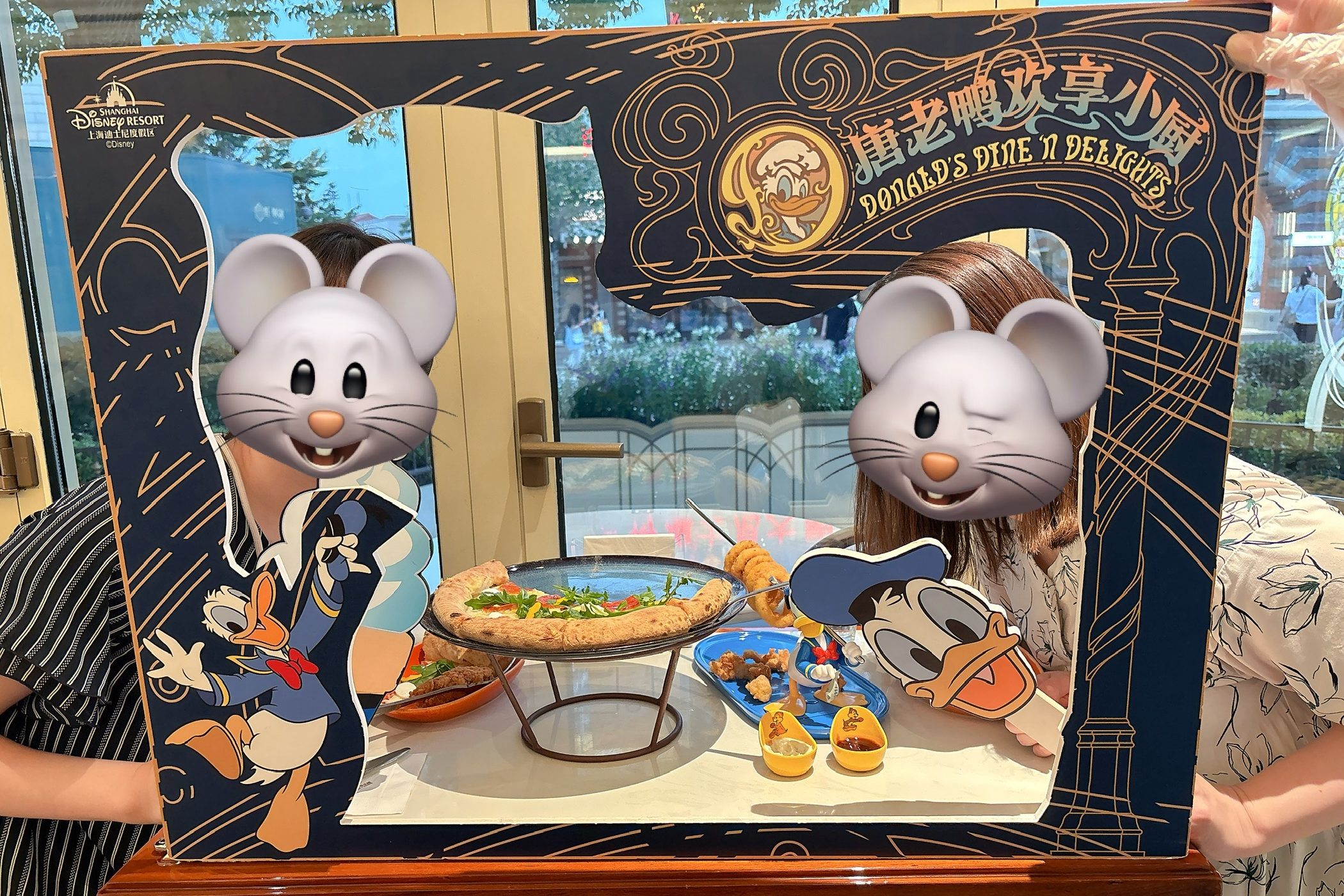 ドナルドズダインアンドデライトでプロップスを使っての記念撮影