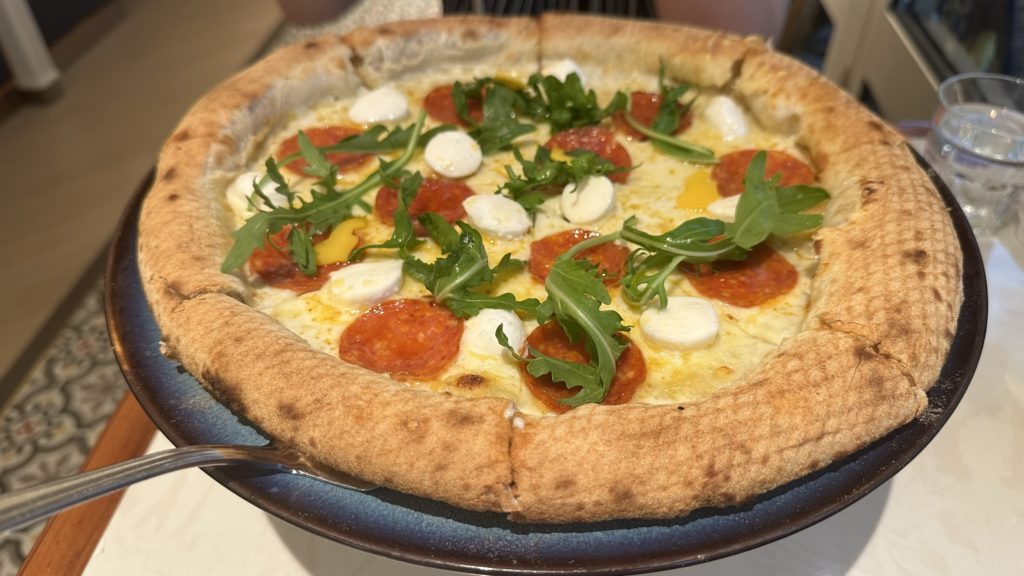 ドナルドのレストランで注文したペパロニピザ