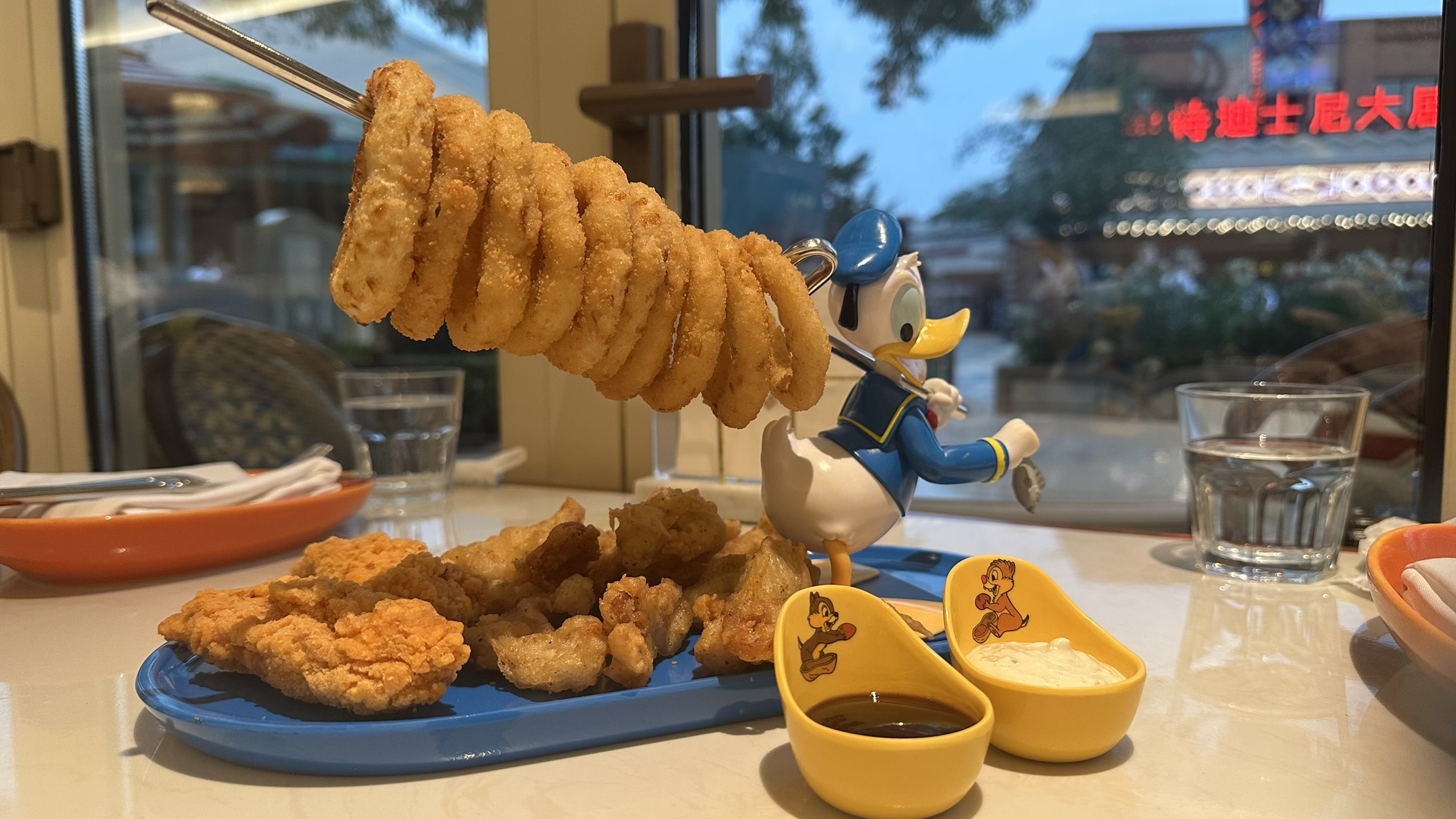 ドナルドの釣りプレート。チップとデールの小皿ディップ付き