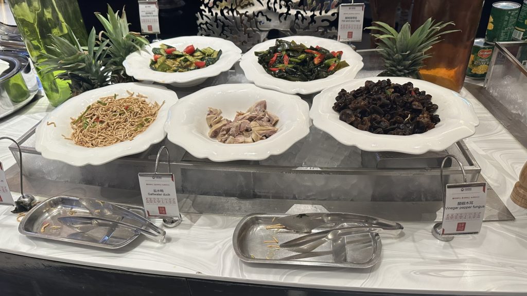 Grand Metropark Shanghai Pudongの朝食会場に並ぶ冷菜