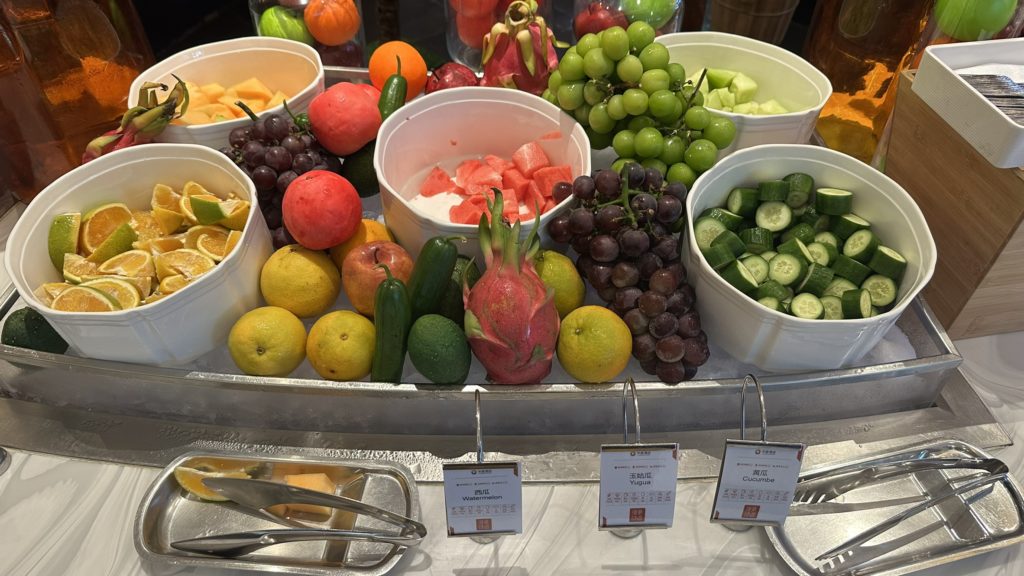 Grand Metropark Shanghai Pudongの朝食会場に並ぶ新鮮なフルーツ