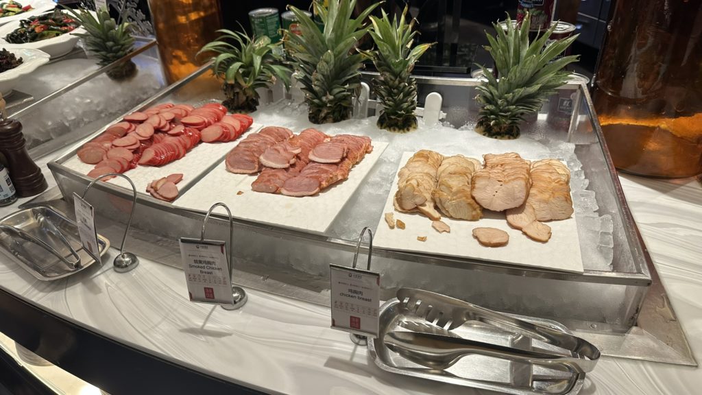 Grand Metropark Shanghai Pudongの朝食会場に並ぶハムなど