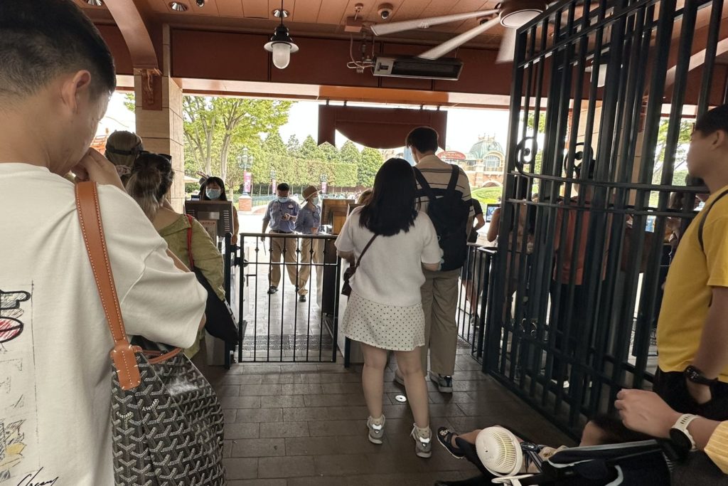 上海ディズニーランドの入園ゲートでチケットを発券してもらう様子