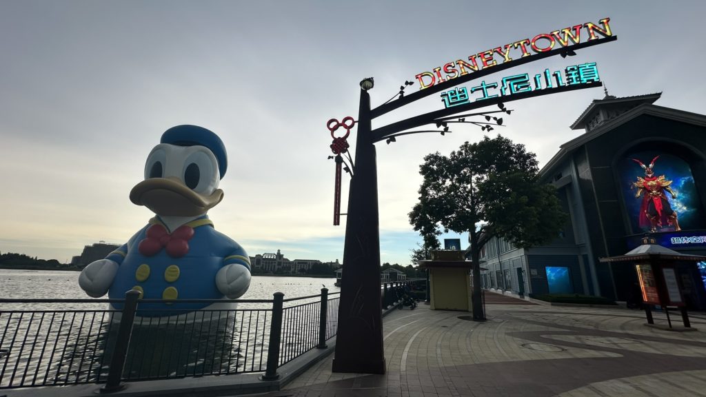 上海ディズニータウンにあるドナルドの像