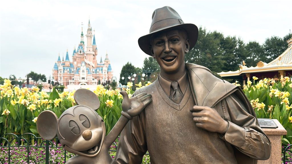上海ディズニーランドのウォルトさんとミッキーの像
