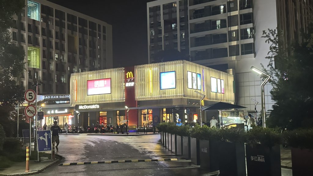 Grand Metropark Shanghai Pudongホテル近くにあるマクドナルドの外観