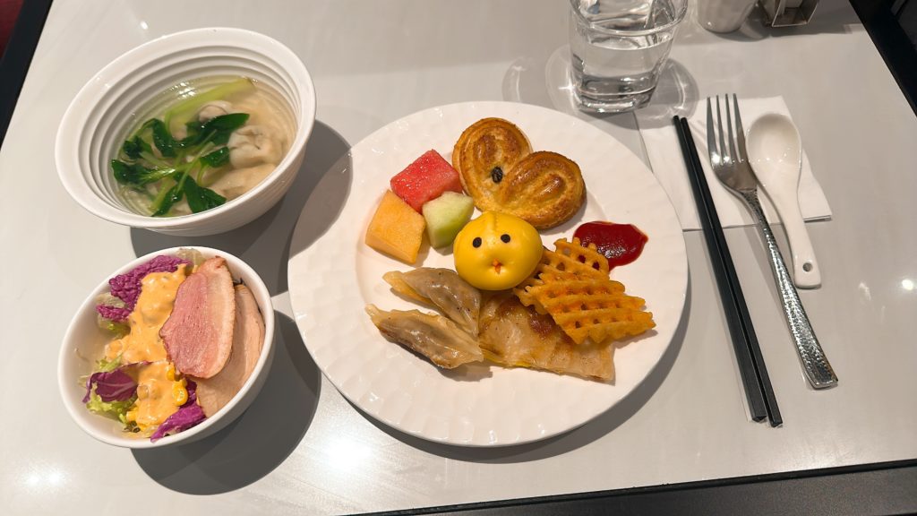 Grand Metropark Shanghai Pudongの朝食で実際に取った点心と中華料理のプレート
