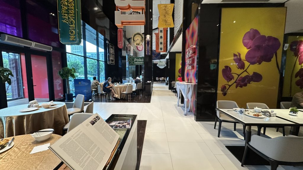 Grand Metropark Shanghai Pudongの朝食会場の明るく開放的なダイニングエリア