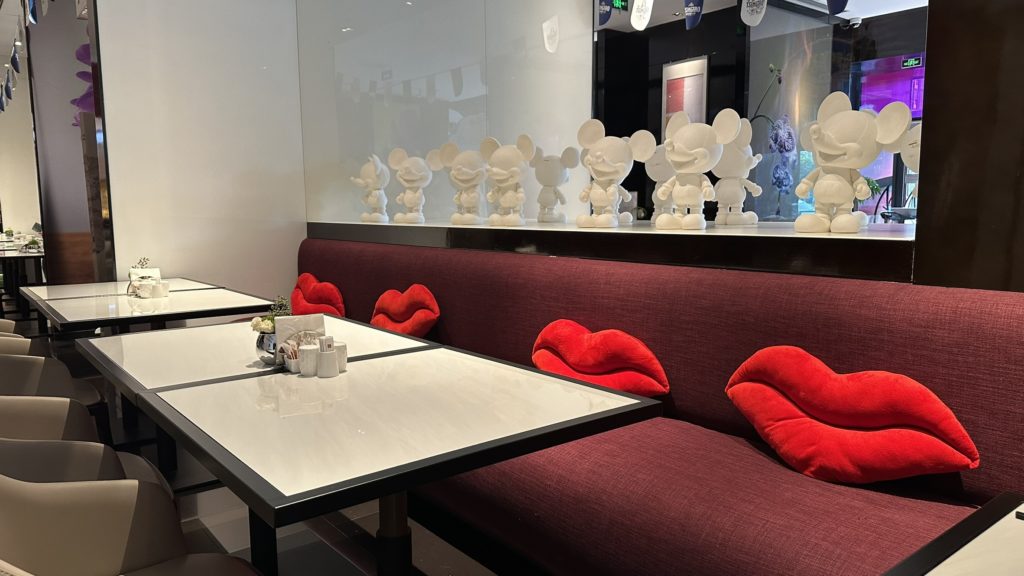 Grand Metropark Shanghai Pudongの朝食会場、ソファー席