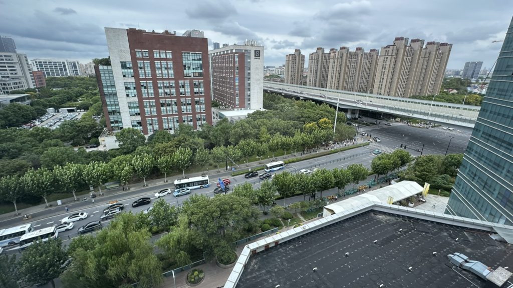 Grand Metropark Shanghai Pudongの客室から見える朝の上海の街並み