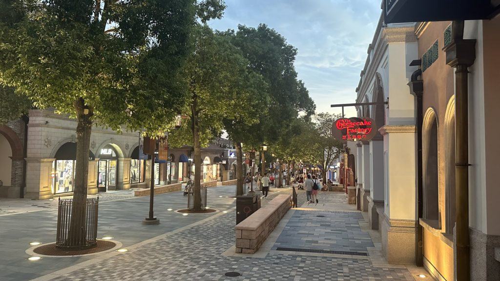 上海にあるディズニータウンの街並み