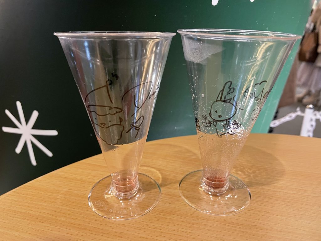 六本木ヒルズのクリスマスマーケットの飲み終わったホットワインのカップ