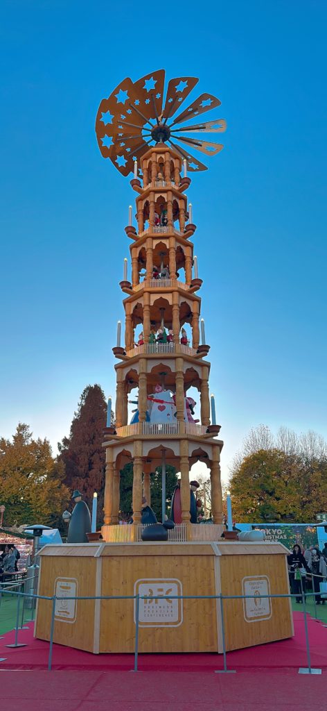 神宮外苑のクリスマスマーケットのシンボル、クリスマスピラミッドのお昼の風景