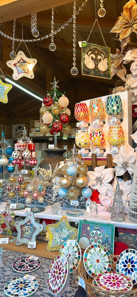 神宮外苑のクリスマスマーケットのショップで売っているオーナメント