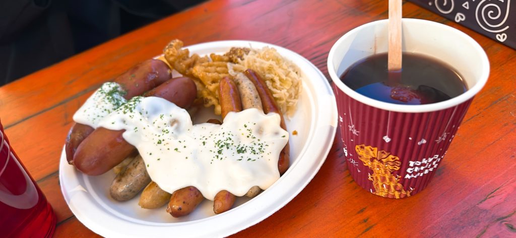 東京クリスマスマーケットで食べたソーセージの盛り合わせとホットワイン