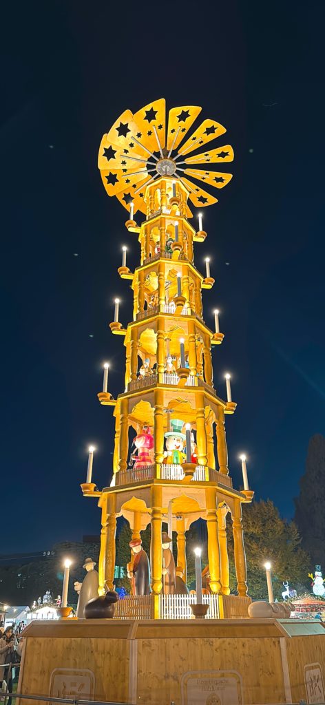 神宮外苑のクリスマスマーケットのシンボル、クリスマスピラミッドの夜の風景