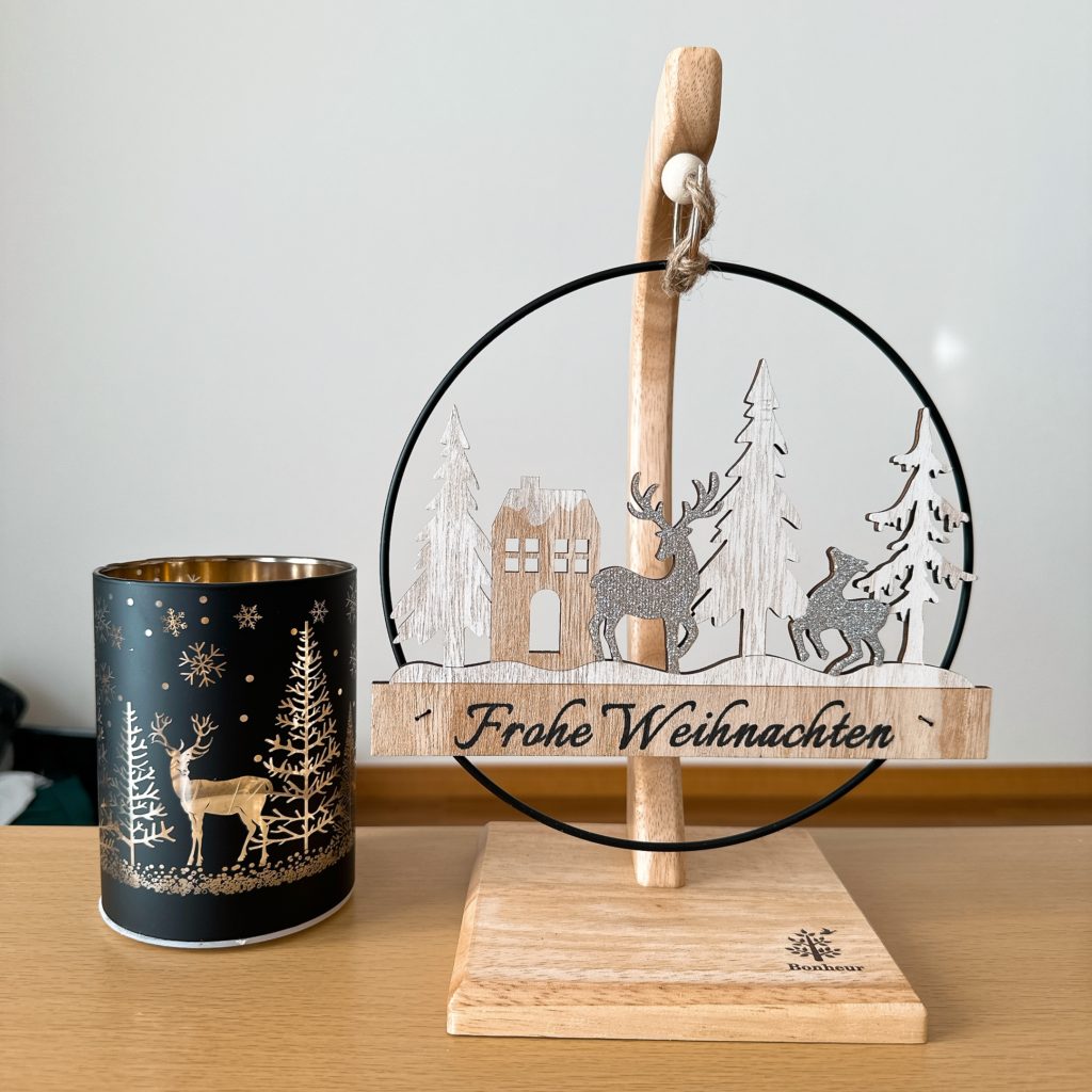 神宮外苑のクリスマスマーケットで購入したランプとオーナメント