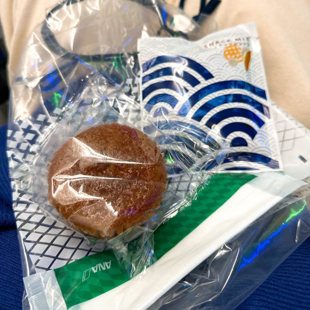 ANAフライングホヌの着陸前に提供された軽食、ブルーベリーマフィンとスナック