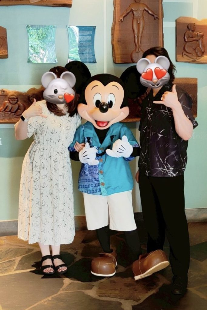 アウラニ・ディズニー・リゾート「マカヒキ」の朝食でミッキーとゲストが一緒に撮影したスリーショット写真