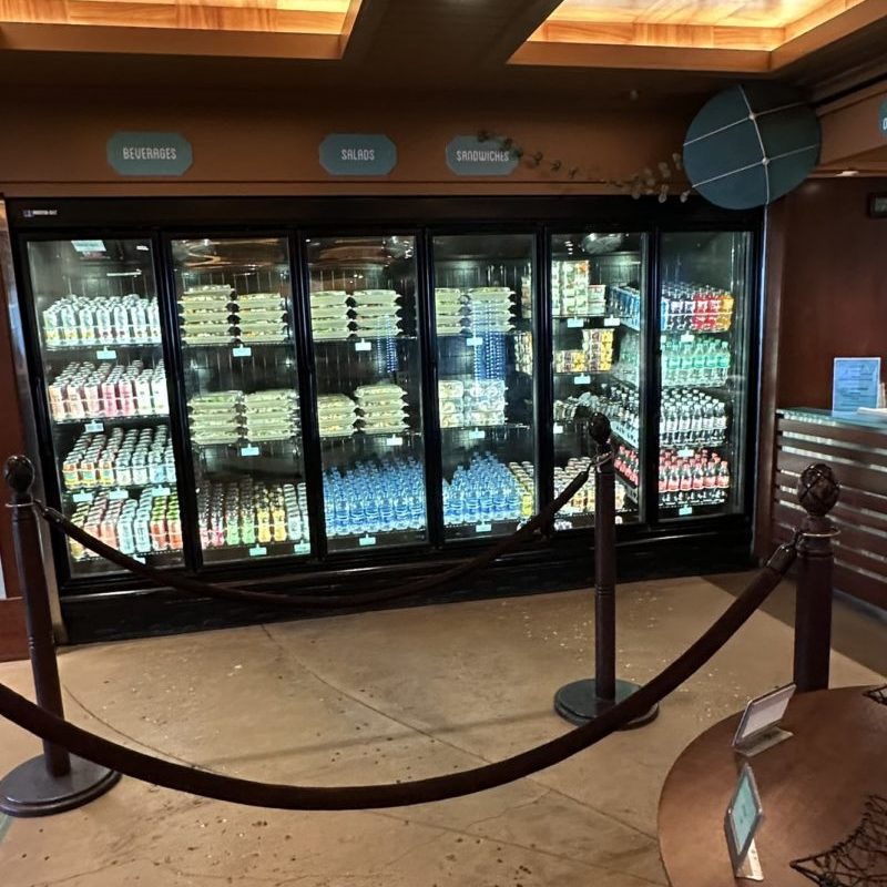 アウラニディズニーのULU CAFEの冷蔵庫全体の様子