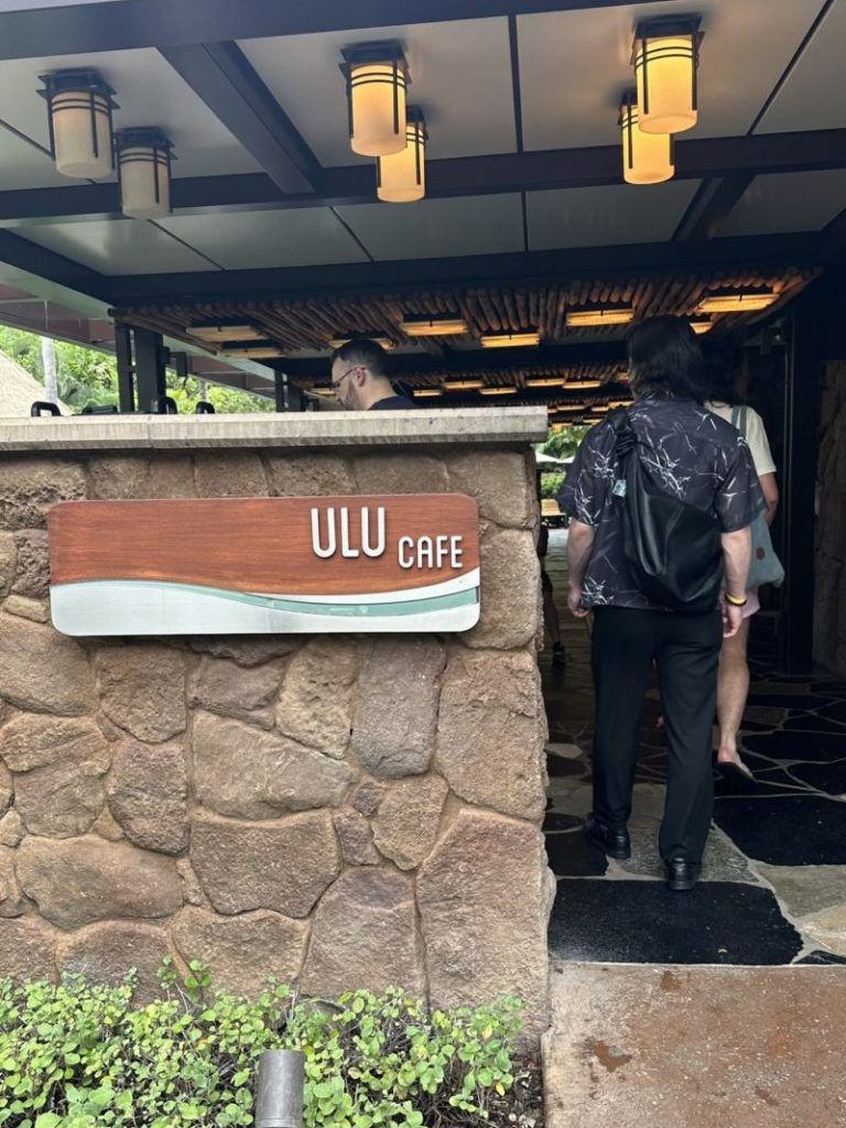 アウラニディズニーのULU CAFE入口にある看板