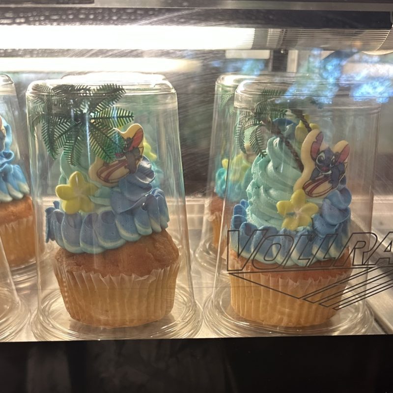 アウラニディズニーのULU CAFEで売っているスティッチのカップケーキ